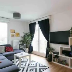 Cozy & Quiet Getaway Just 300m From Paris With Free Private Parking Appartement